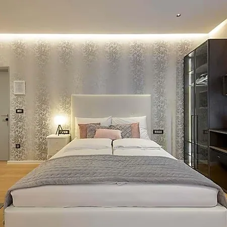 Royal Suite, Апарт-отель 3*