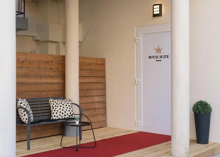 Royal Suite, Апарт-отель 3*